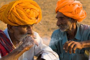 Fumadores en Pushkar_Rajastan_India.jpg